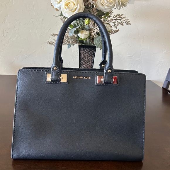 Michael Kors purse - Picture 1 of 3